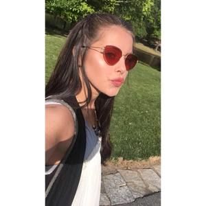 Meet your Posher, Alexis